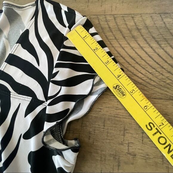 Suzie in the City Black and‎ White Zebra Print Asymmetrical Top - Large - Picture 7 of 8